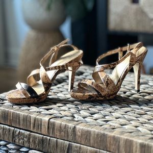 Fioni Brand. Snake print strap sandals, dress up denim or a cute dress/skirt.✨